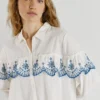 Camisa com folhos bordados
