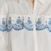 Camisa com folhos bordados