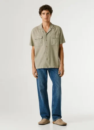 Camisa com gola cubana
