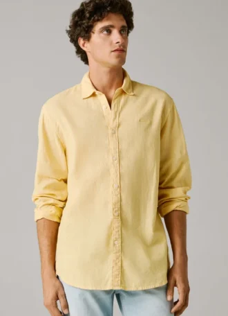 Camisa de corte regular tingida