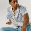 Camisa em patchwork com gola cubana Camisa em patchwork com gola cubana