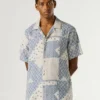 Camisa em patchwork com gola cubana Camisa em patchwork com gola cubana