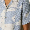 Camisa em patchwork com gola cubana Camisa em patchwork com gola cubana