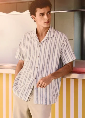 Camisa às riscas com gola cubana
