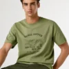 Camiseta com estampa artística Camiseta com estampa artística
