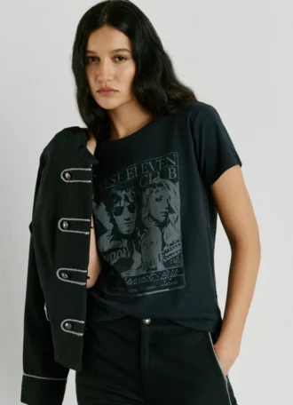 Camiseta com estampa artística