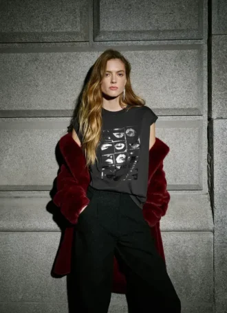 Camiseta com estampa artística