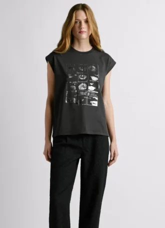 Camiseta com estampa artística
