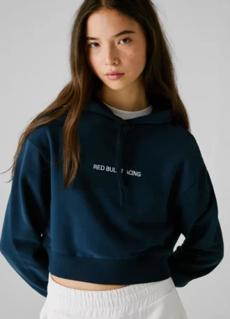 Camisola com capuz de corte curto