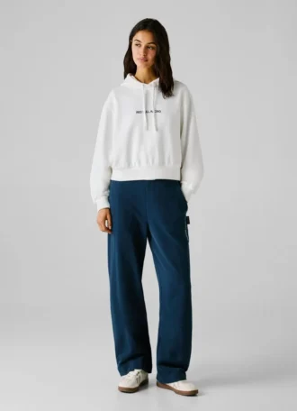 Camisola com capuz de corte curto