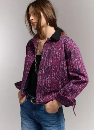 Casaco com gola de camisa estampada