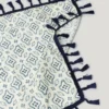 Lenço em sarja com borlas Lenço em sarja com borlas
