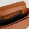 Mala de ombro com aba e efeito de couro