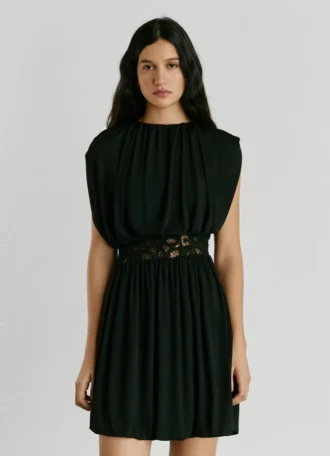 Mini-vestido com detalhes em croché