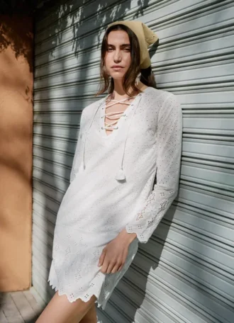 Mini-vestido com detalhes em renda