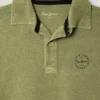 Polo de corte regular tingido na peça