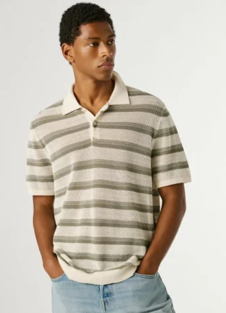 Polo de malha às riscas