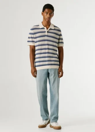 Polo de malha às riscas