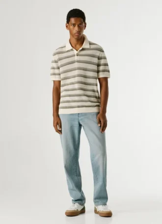 Polo de malha às riscas