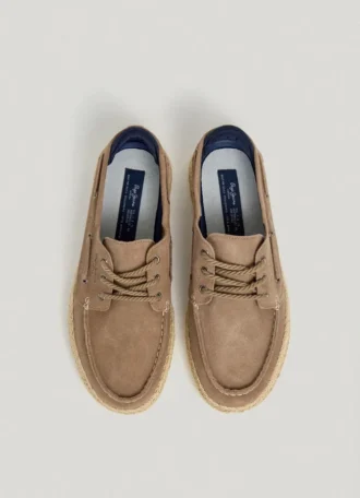 Sapatos náuticos em camurça