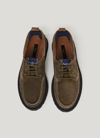 Sapatos náuticos em camurça