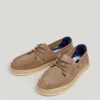 Sapatos náuticos em camurça