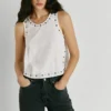 T-shirt com alças e tachas T-shirt com alças e tachas