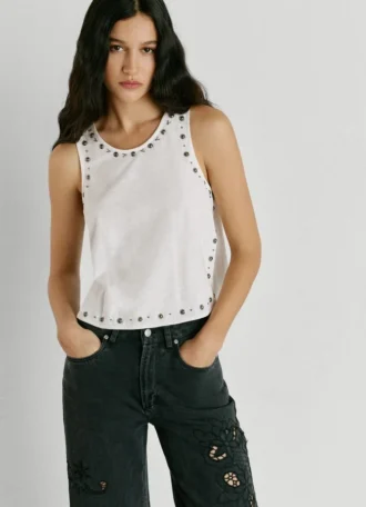 T-shirt com alças e tachas