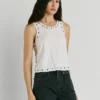 T-shirt com alças e tachas T-shirt com alças e tachas