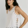 T-shirt com alças e tachas T-shirt com alças e tachas