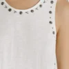 T-shirt com alças e tachas T-shirt com alças e tachas