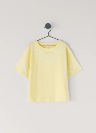 T-shirt com bordado floral e corte descontraído