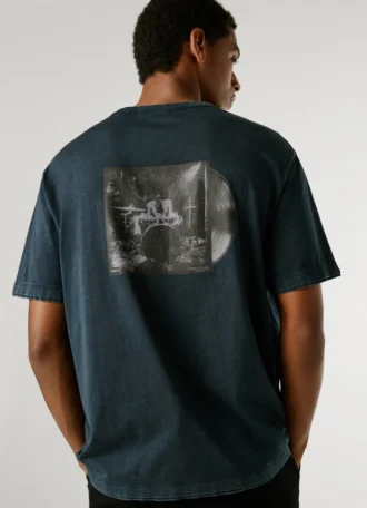 T-shirt com corte descontraído e estampado nas costas