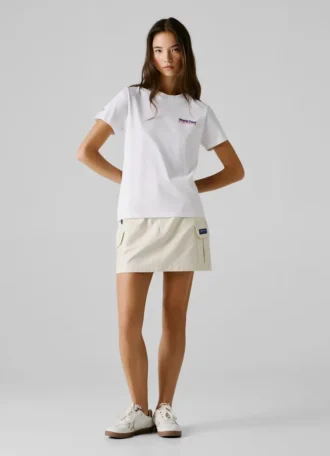 T-shirt com corte descontraído e estampado nas costas T-shirt com corte descontraído e estampado nas costas