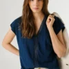 T-shirt com decote em V e detalhes em renda T-shirt com decote em V e detalhes em renda