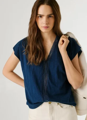 T-shirt com decote em V e detalhes em renda