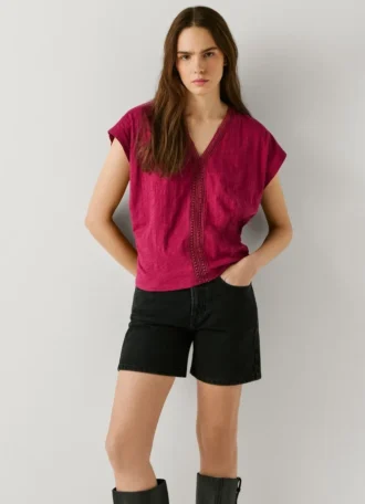 T-shirt com decote em V e detalhes em renda