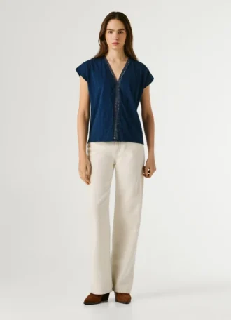 T-shirt com decote em V e detalhes em renda