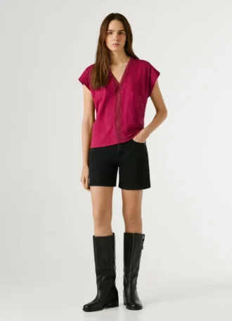 T-shirt com decote em V e detalhes em renda