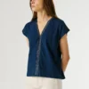 T-shirt com decote em V e detalhes em renda T-shirt com decote em V e detalhes em renda