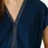 T-shirt com decote em V e detalhes em renda T-shirt com decote em V e detalhes em renda
