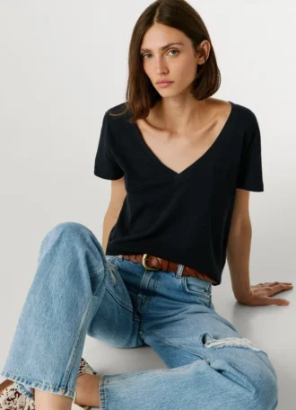 T-shirt com decote em V e logótipo bordado