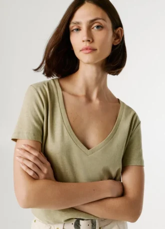 T-shirt com decote em V e logótipo bordado T-shirt com decote em V e logótipo bordado