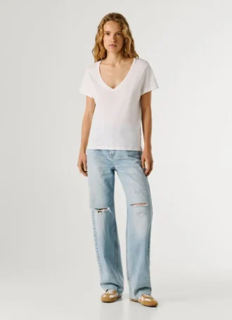 T-shirt com decote em V e logótipo bordado