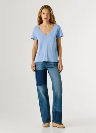 T-shirt com decote em V e logótipo bordado