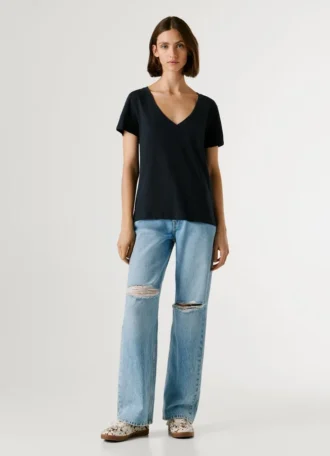 T-shirt com decote em V e logótipo bordado