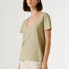 T-shirt com decote em V e logótipo bordado
