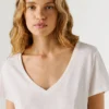 T-shirt com decote em V e logótipo bordado T-shirt com decote em V e logótipo bordado