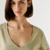 T-shirt com decote em V e logótipo bordado