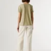 T-shirt com decote em V e logótipo bordado
